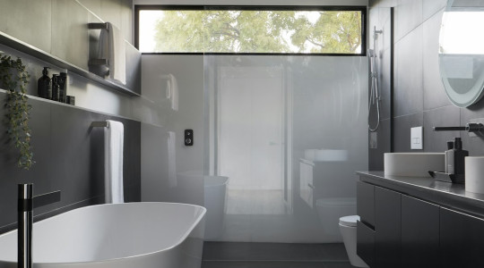 Salle de Bain en Longueur au Maroc : le Guide Complet pour Aménager un Espace Tout en Longueur en 2026